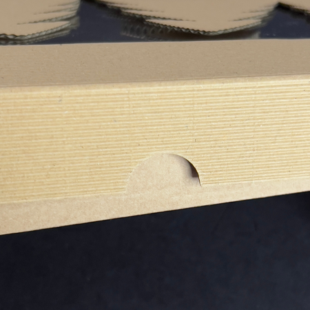 Pudełko świąteczne na ciastka, pierniki z choinkami i okienkiem prążkowane 27,5x24x3,2 cm  brązowe ECO